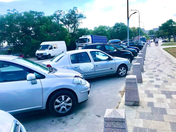 Севастопольцы продолжают оставлять автомобили не там, где можно