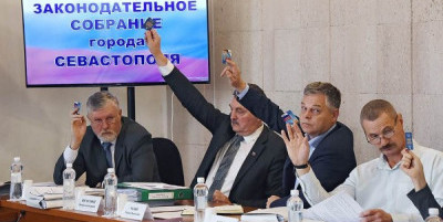 Кто из депутатов, участвующих в выборах в качестве кандидатов в ЗС, выступили против закона об открытом поименном голосовании?